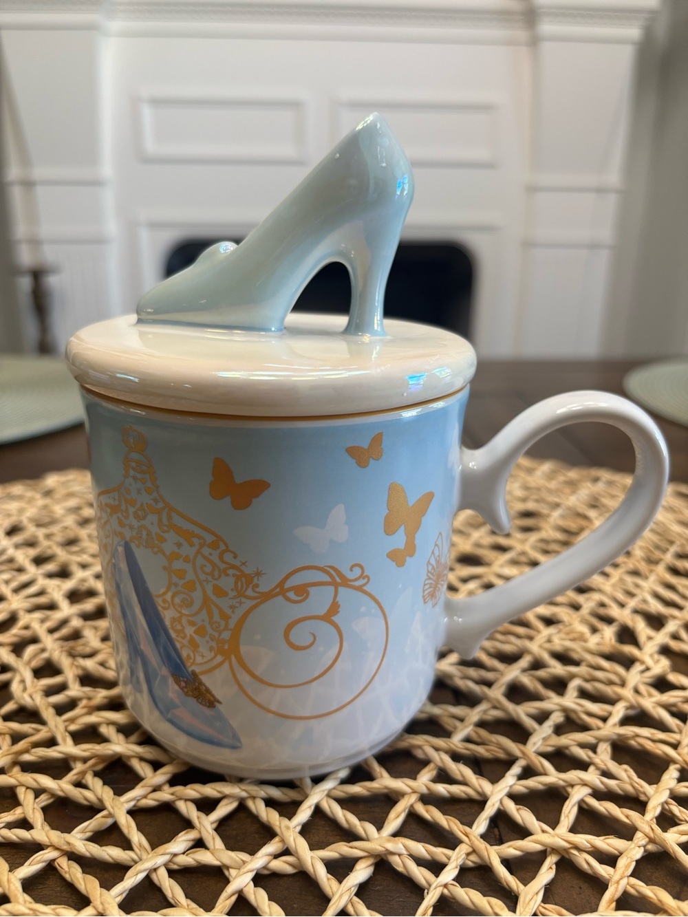Disney Cinderella mug with lid holds 1 1/4 cups